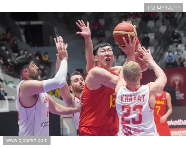 中国篮球队迎战世界强敌，年轻球员表现亮眼，备战奥运冲刺关键期