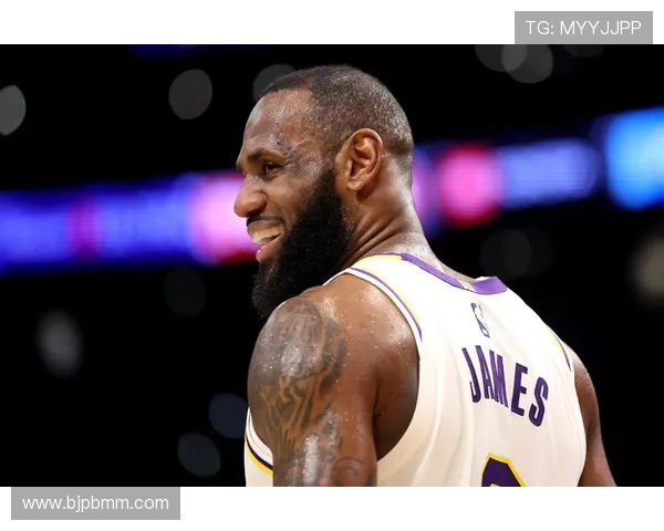 詹姆斯带领湖人逆转取胜全场轰下三双数据再创生涯新纪录